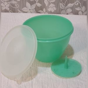 Tupperware Crisp-It Container with Spike 679